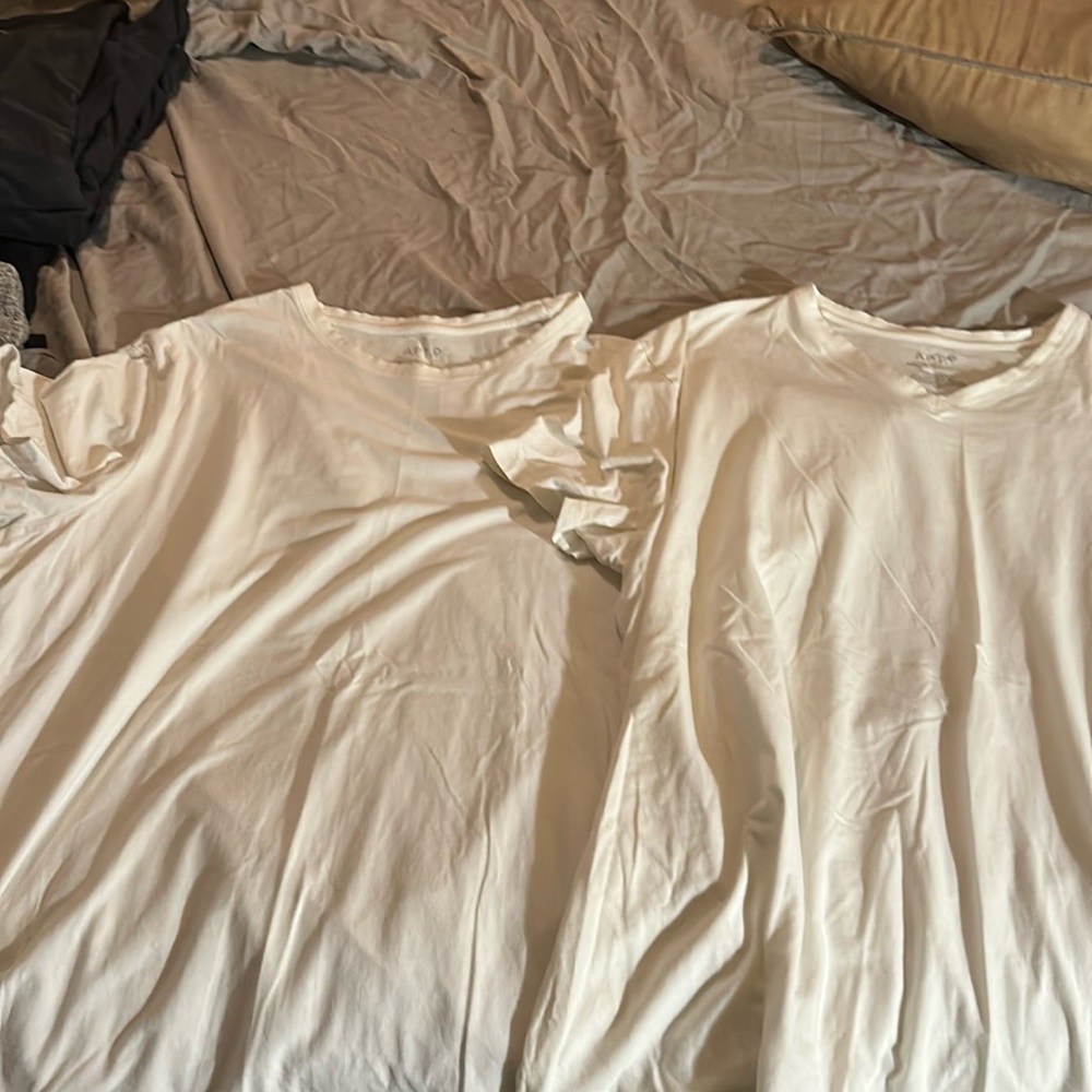 White Apt 9 tee shirts
